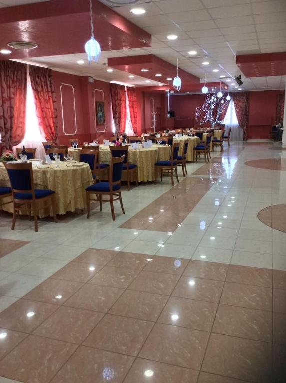 A restaurant or other place to eat at Albergo Roma