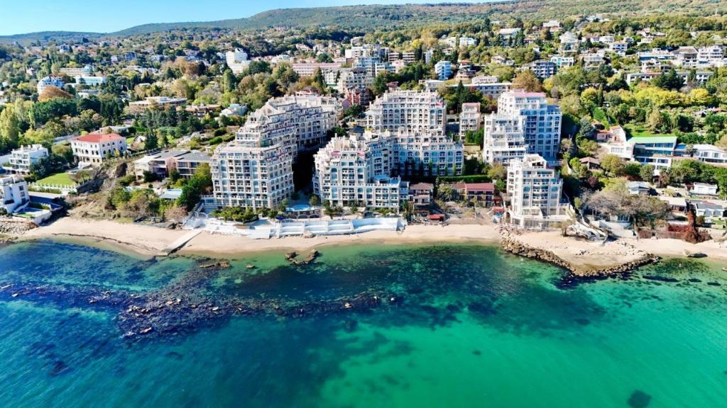eine Luftaufnahme eines Resorts an einem Strand in der Unterkunft La Mer Sea View & Beachfront Apartment in Warna