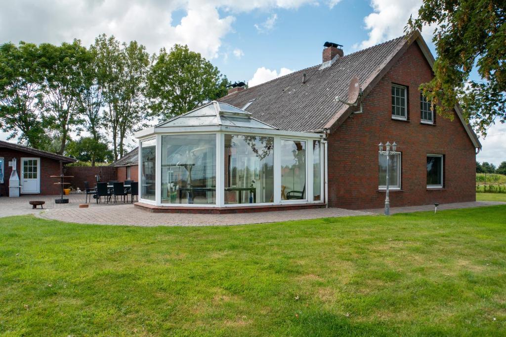 a conservatory in the backyard of a house at Ferienhaus Buttforde in Wittmund