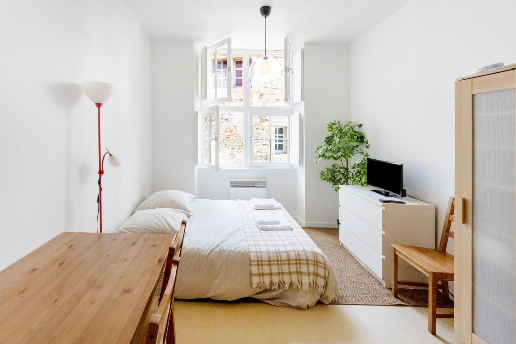 Ένα ή περισσότερα κρεβάτια σε δωμάτιο στο Charmant studio centre Bayonne