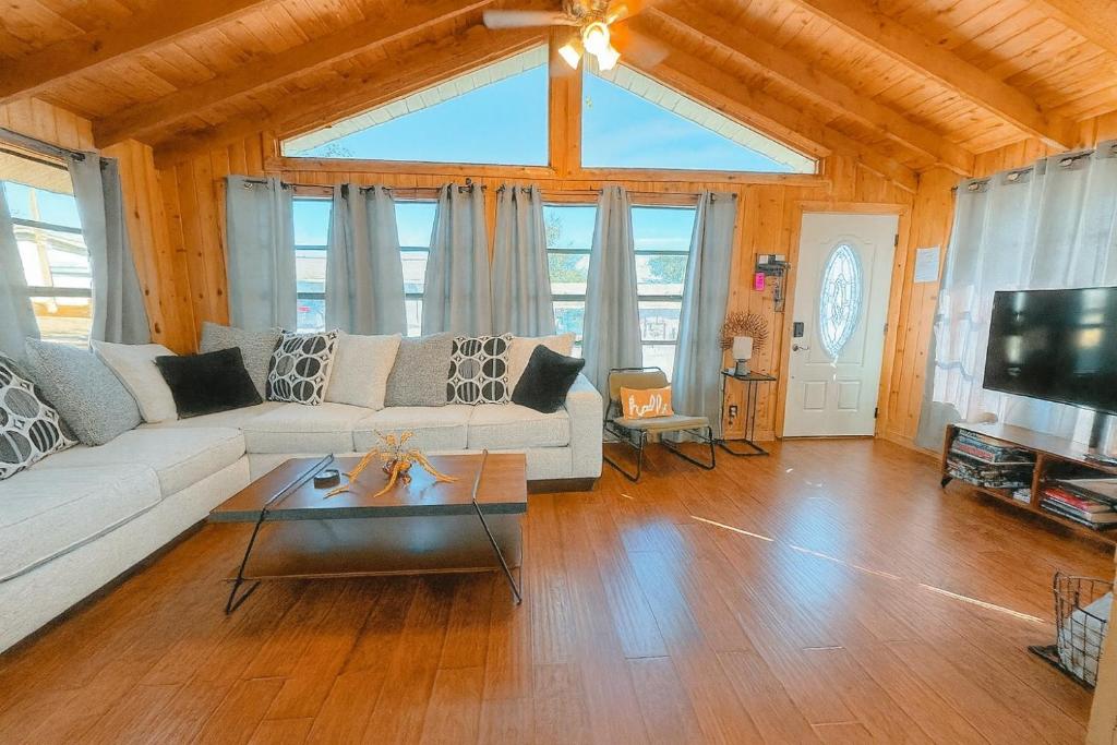 克莱蒙Hook's Cabin- Lake & Pool Near Disney A-frame的客厅里有一张沙发和一张桌子。