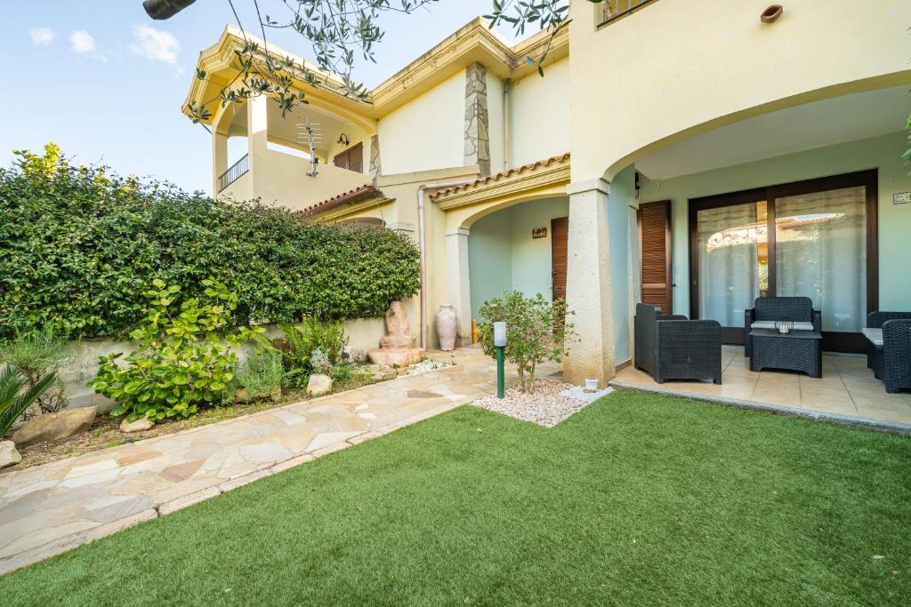 een huis met een gazon in de voortuin bij Casa Roberta in Olìa Speciosa