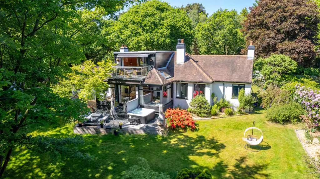 Zahrada ubytování Pass the Keys Acorn Lodge · Luxury Retreat In a Stunning Oasis With Hot Tub