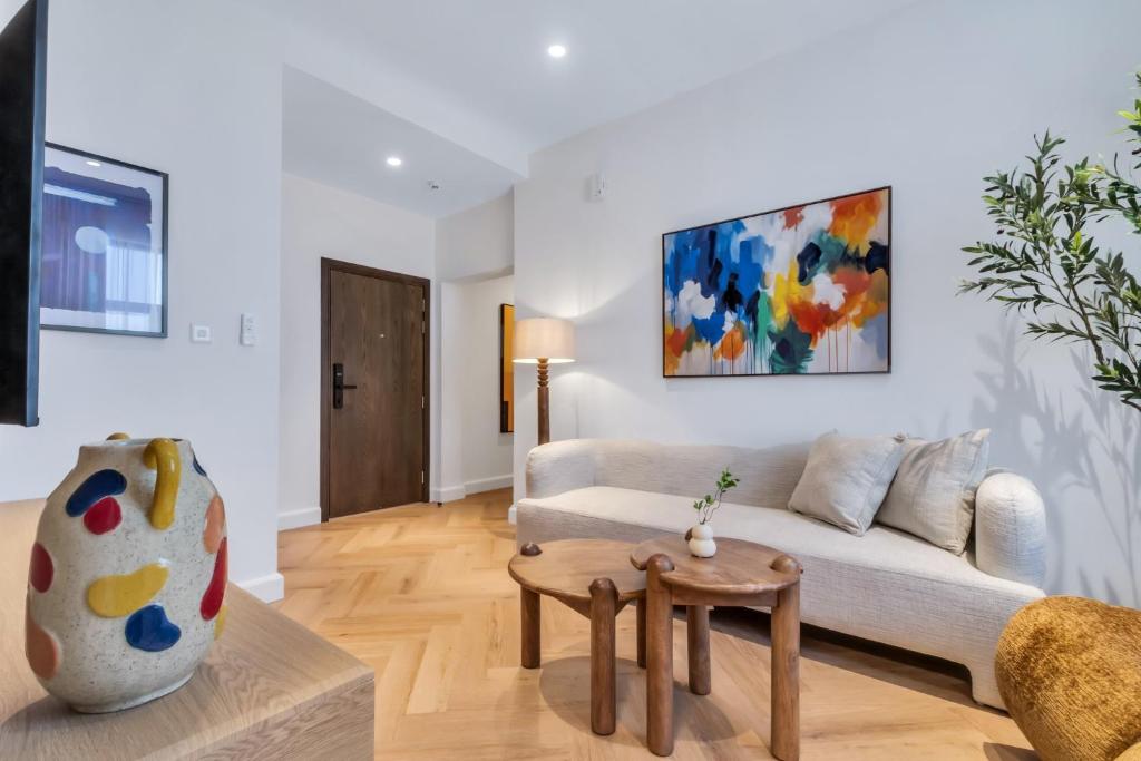 una sala de estar con un sofá y una mesa en The Khorfakkan Suite by Riviera, en Khor Fakkan