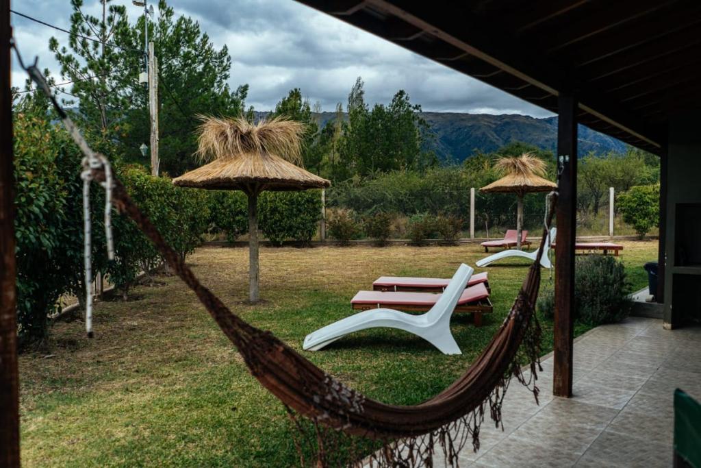 een hangmat met twee stoelen en parasols bij Soles de Belen in Carpintería