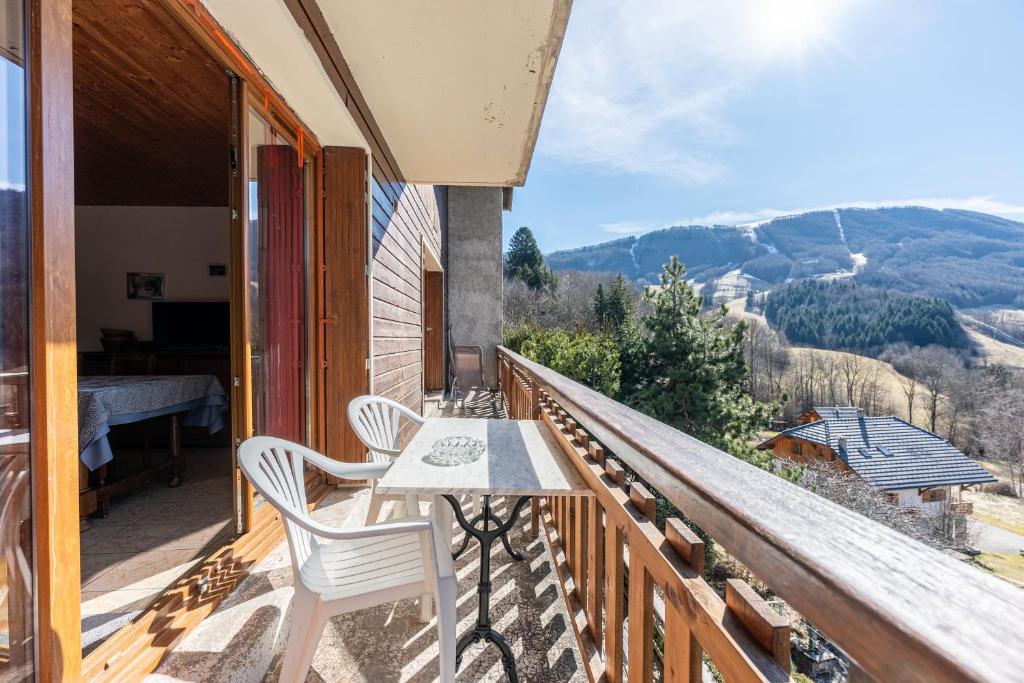 La CorrerieL'appartement Edelweiss的阳台,配有桌椅