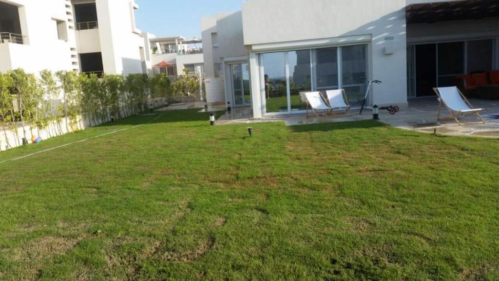 Κήπος έξω από το chalet hacienda white