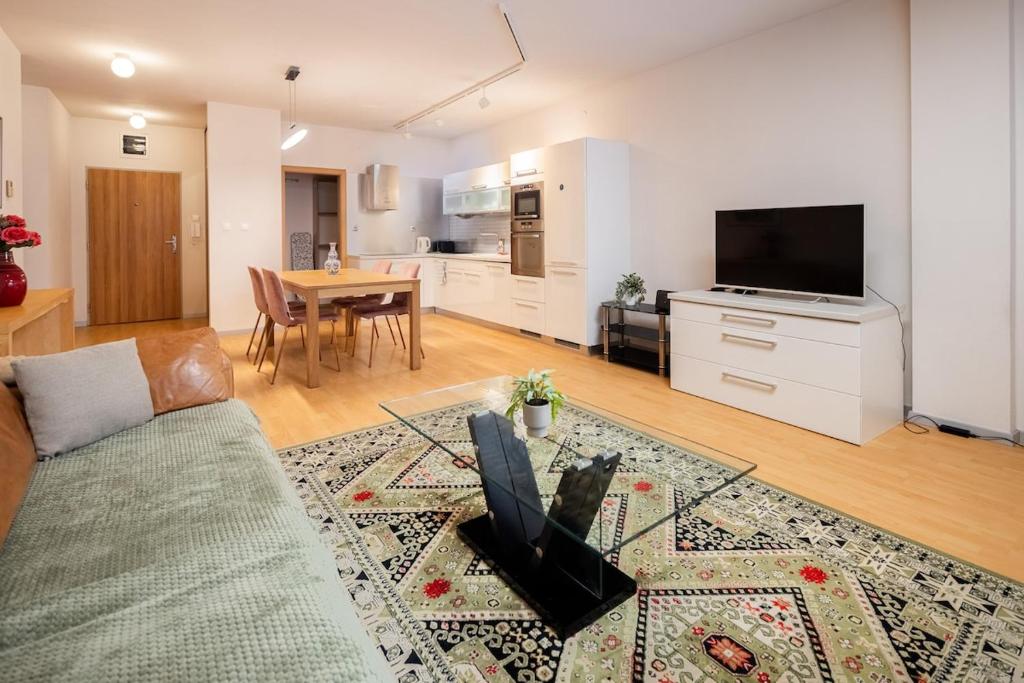 Μια τηλεόραση ή/και κέντρο ψυχαγωγίας στο City Center 1 BR Apartment Julia