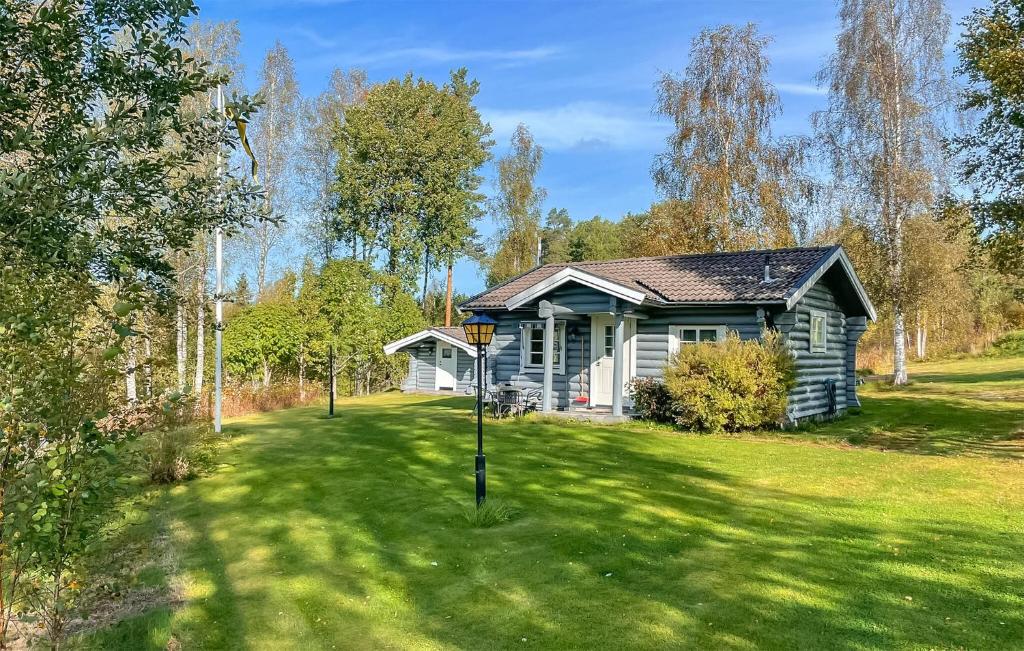 une petite maison au milieu d'une cour dans l'établissement Lovely Home In Årjäng With Wifi, à Månstad