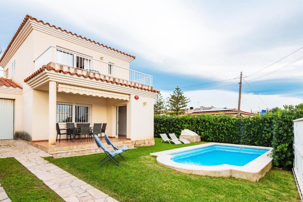 een villa met zwembad voor een huis bij Casa Mar in Vinarós