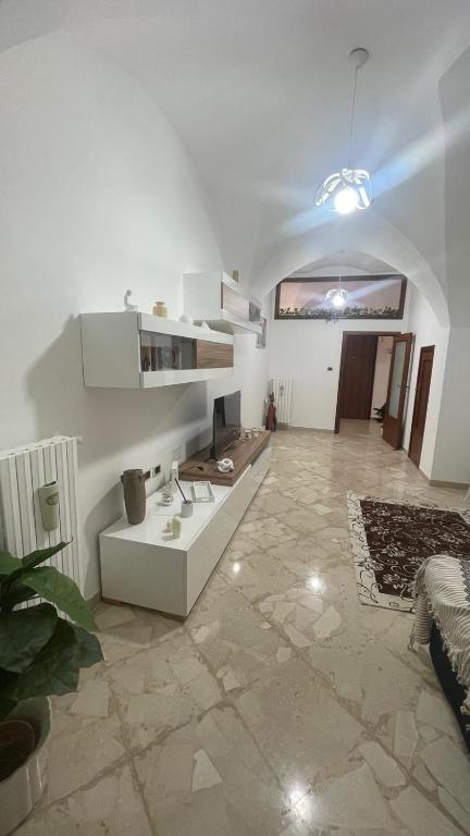 a large living room with a couch and a desk at Casa di Zia Rà in Brindisi