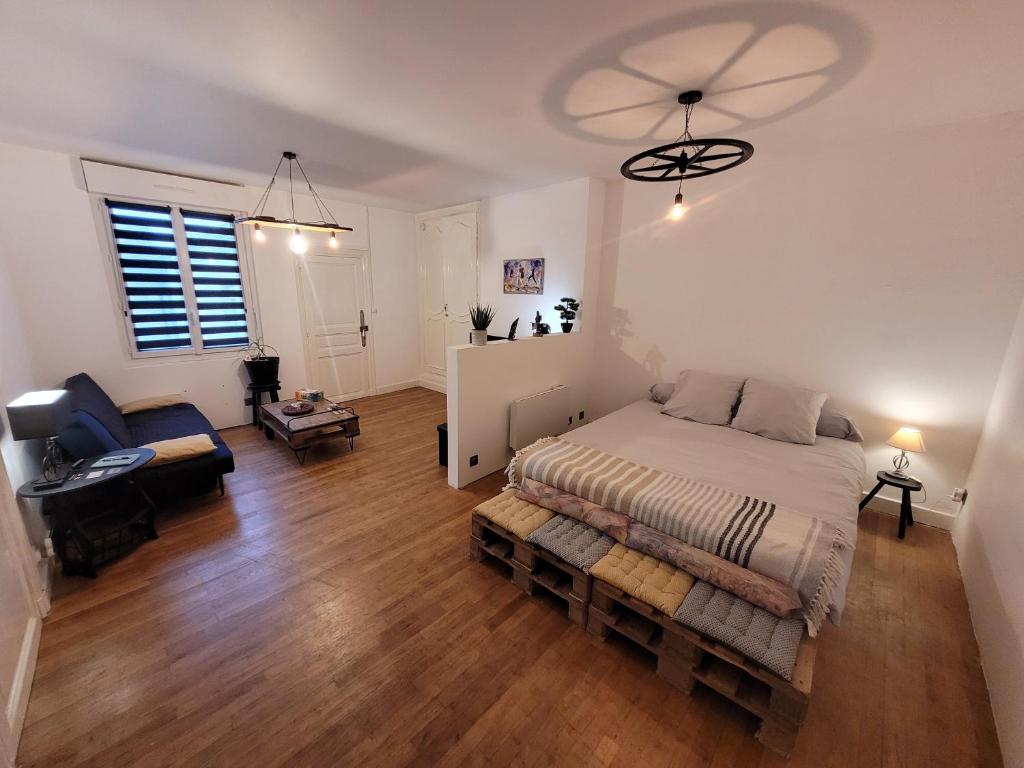 Ένα ή περισσότερα κρεβάτια σε δωμάτιο στο Le Compostelle