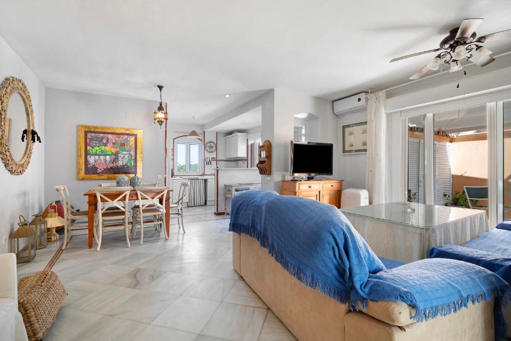 ein Wohnzimmer mit Sofa und Tisch in der Unterkunft Magnifico piso en la playa in El Puerto de Santa María