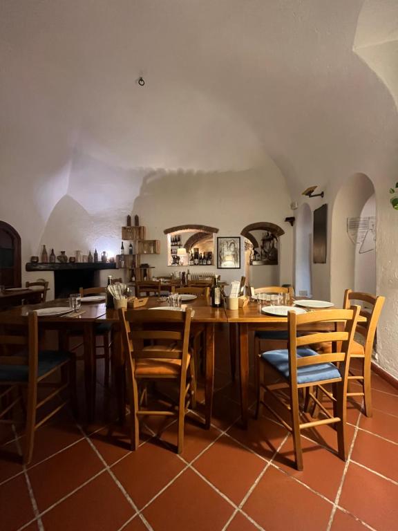 een eetkamer met een grote houten tafel en stoelen bij Lanihous in Huanchaco