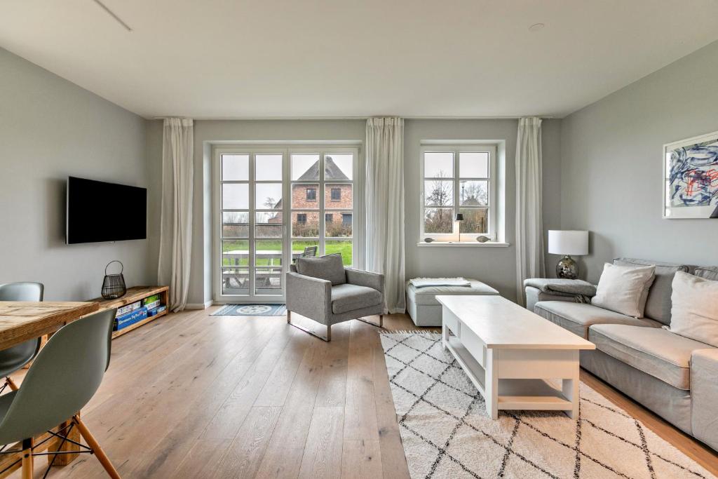 a living room with a couch and a table at Mynreet in Tating