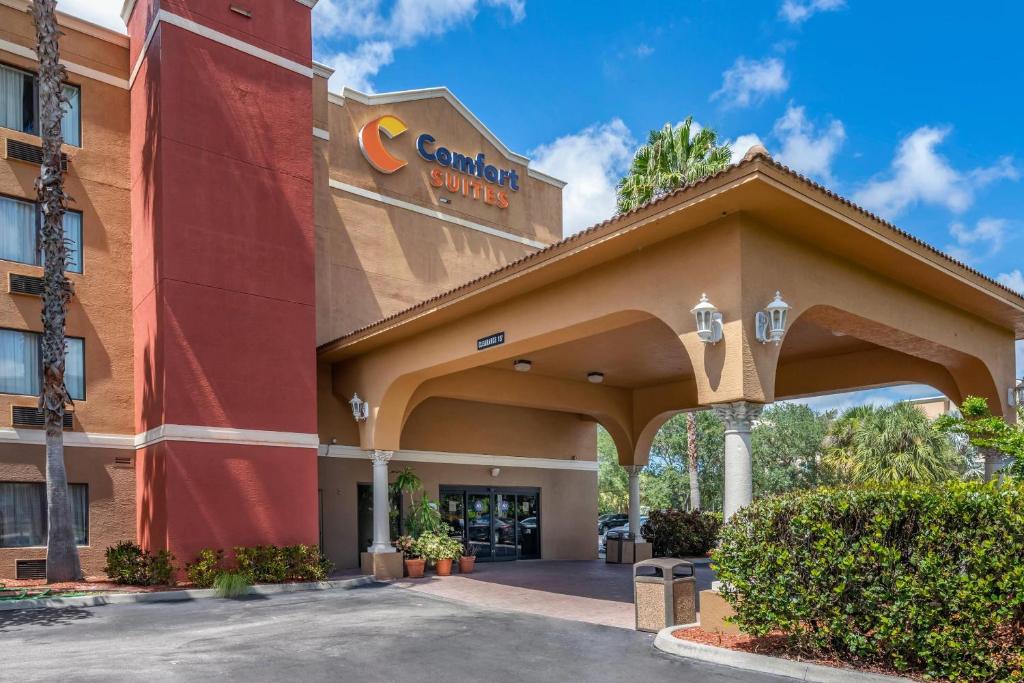 a hotel front of a building with a parking lot at Comfort Suites Fort Pierce I-95 in Fort Pierce