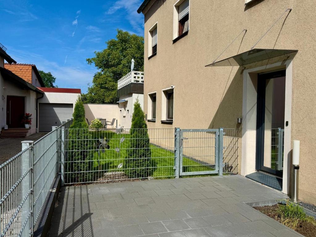 a fence in front of a house with a yard at Ferienwohnung mit Garten und Parkplatz mitten in Neumarkt in Neumarkt in der Oberpfalz