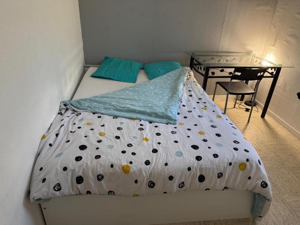 Saint-Denis-en-ValChez Dapia的一张位于小房间的床,配有书桌