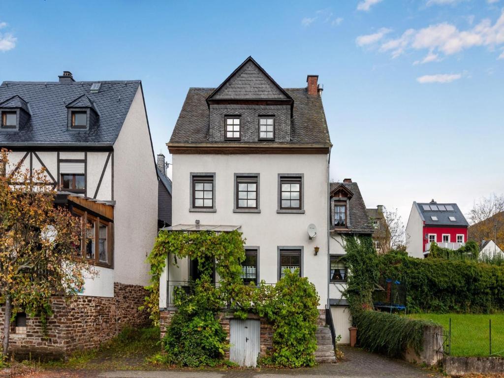 a white house with a black roof at Charmantes Ferienhaus nahe Moselufer in Nehren