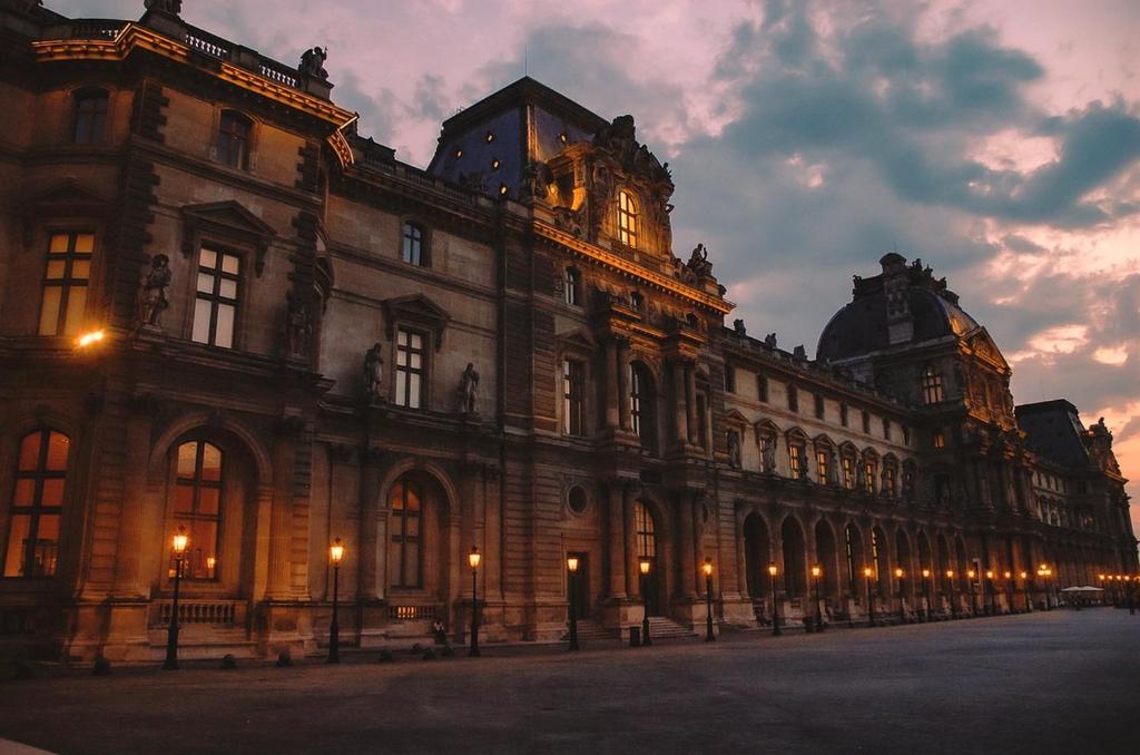 Vic-sur-AisneにあるArrondissement of Soissonsの側面に照明が付いた大きな建物