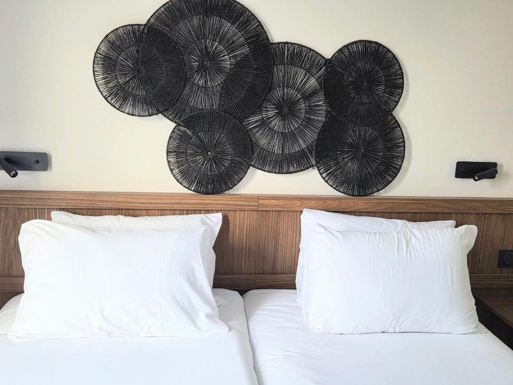 Postel nebo postele na pokoji v ubytování Hotel Rivella - The Originals Boutique