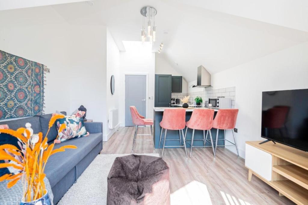 Kuchyň nebo kuchyňský kout v ubytování Gorgeous 1-Bedroom Acton Flat with Two Balconies at Acton, Sleeps 4