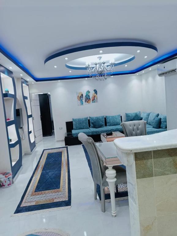 a living room with a couch and a table at استديو مفروش فى المهندسين ميدان لبنان برج حديث in Cairo
