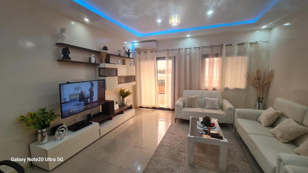 Una televisión o centro de entretenimiento en ALMADIES MOKAs