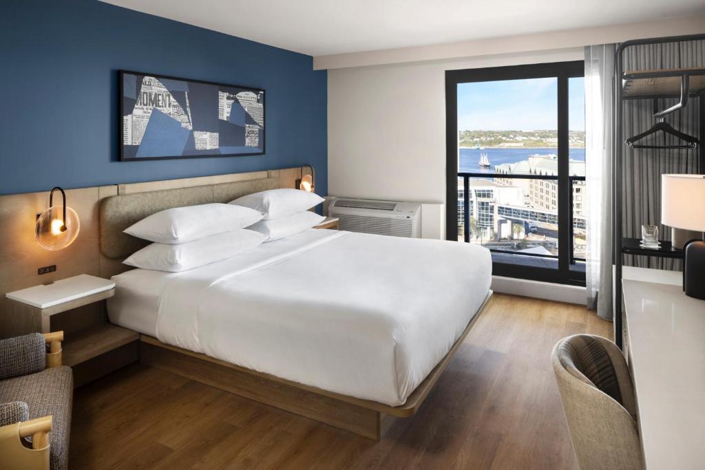 Postel nebo postele na pokoji v ubytování Hotel Halifax