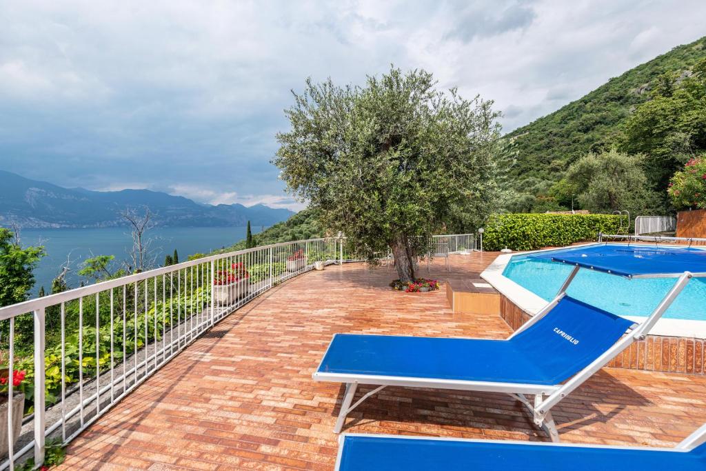 une maison avec une piscine à côté d'une clôture dans l'établissement Villa Verde, à Torri del Benaco