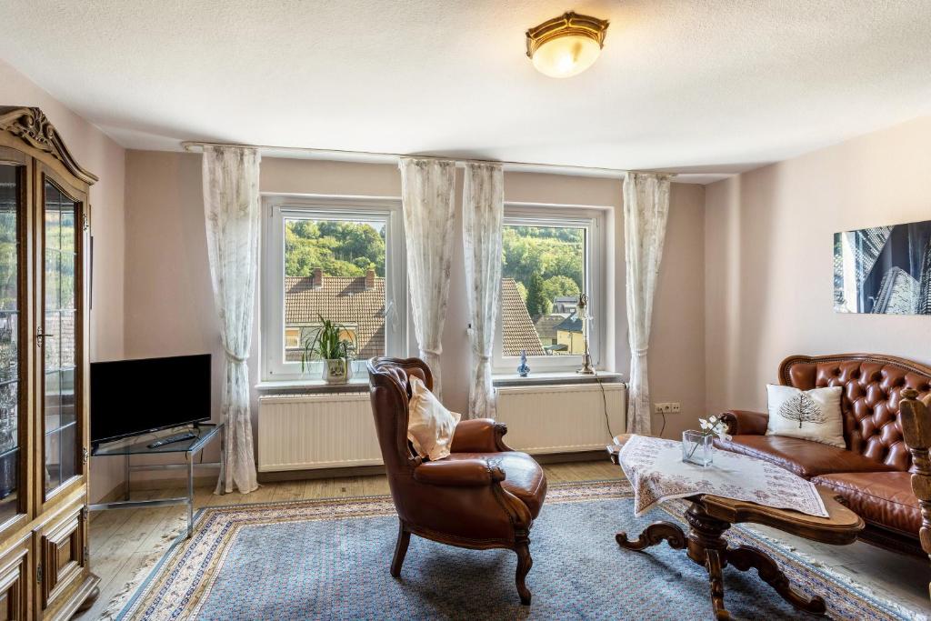 a living room with a couch and a tv at Ferienwohnung Schlossbergblick in Arnsberg