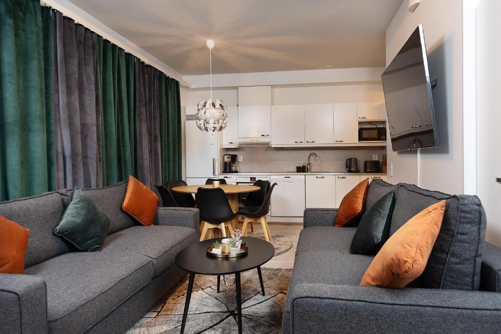 een woonkamer met een bank en een tafel bij Apartment Haapala A11 in Rovaniemi