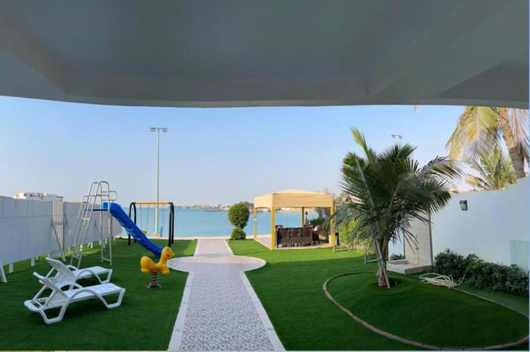 ジッダにあるفيلا الاحلام aの遊び場(滑り台、ブランコ)