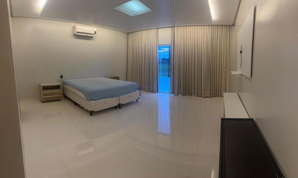 ベレンにあるAlphaville Belémのベッドと窓のある病室