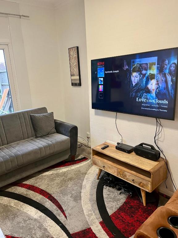 ein Wohnzimmer mit Couch und Flachbildfernseher in der Unterkunft Home from home in Southend-on-Sea
