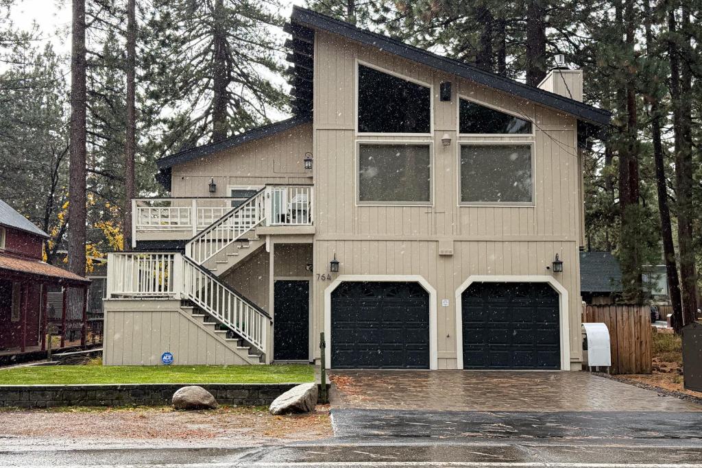 ein Haus mit zwei Garagentüren in der Unterkunft The Regan Beach Vista in Al Tahoe