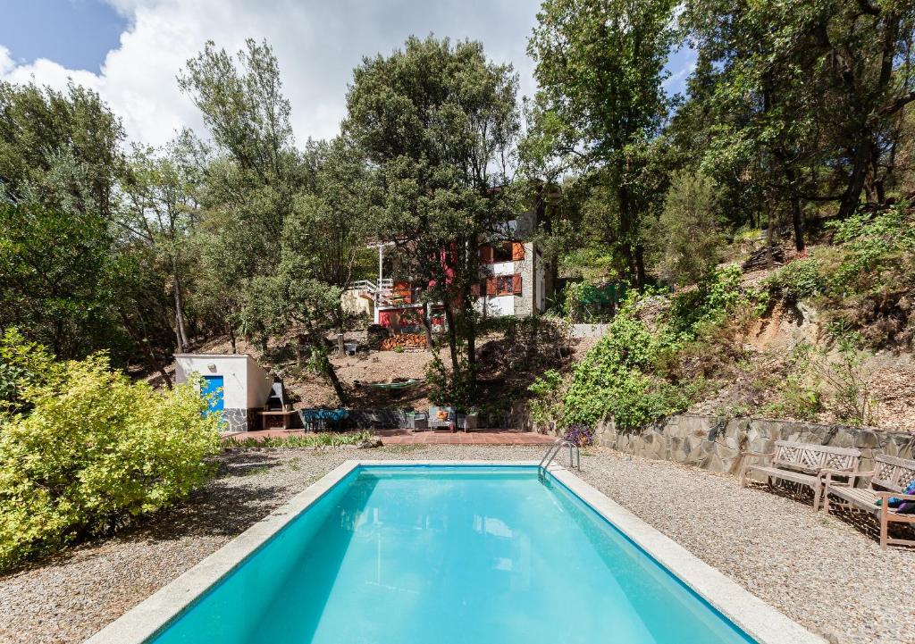 une piscine dans la cour d'une maison dans l'établissement Casa en Montseny con piscina, à Sant Pere de Vilamajor