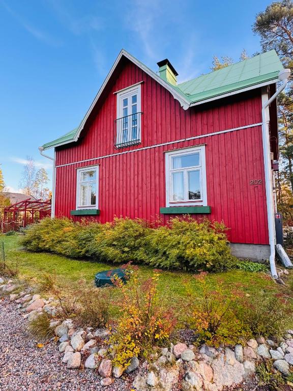 a red house with a green roof at Torp Solbacka in Raseborg