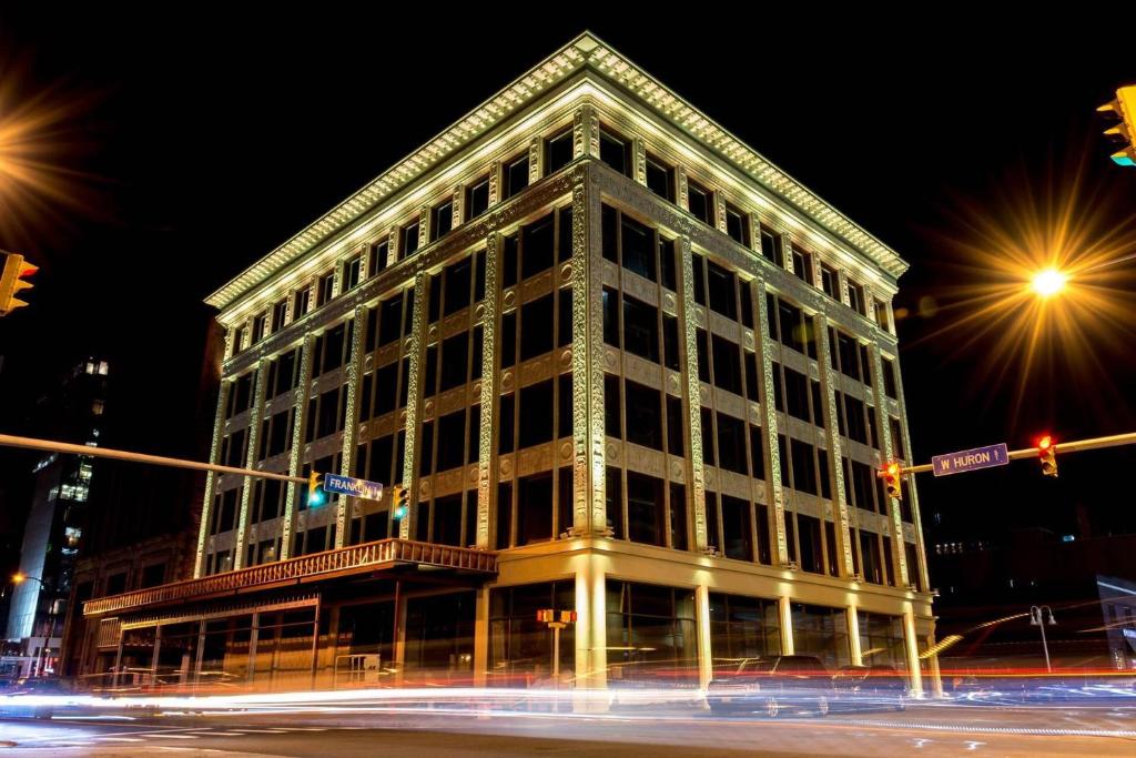 Un gran edificio en una calle de la ciudad por la noche. en Curtiss Hotel, an Ascend Collection Hotel, en Buffalo