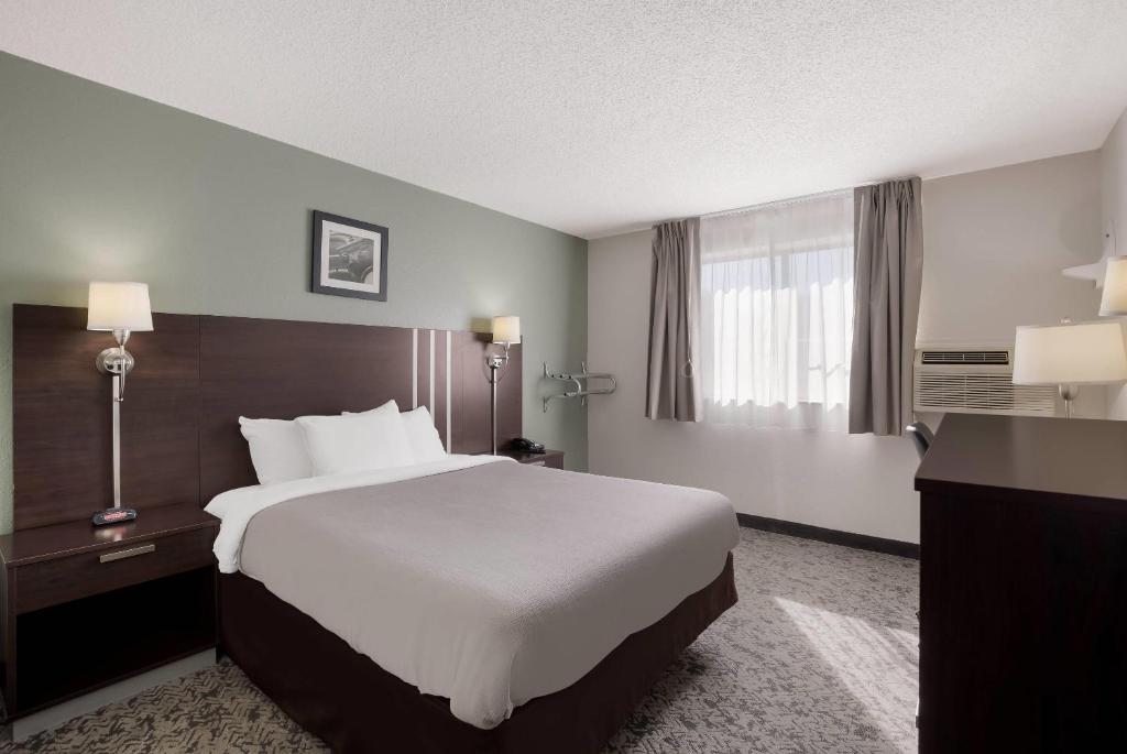 Quality Inn Hall of Fame - Queen Room - Disability Access/Non-Smoking
