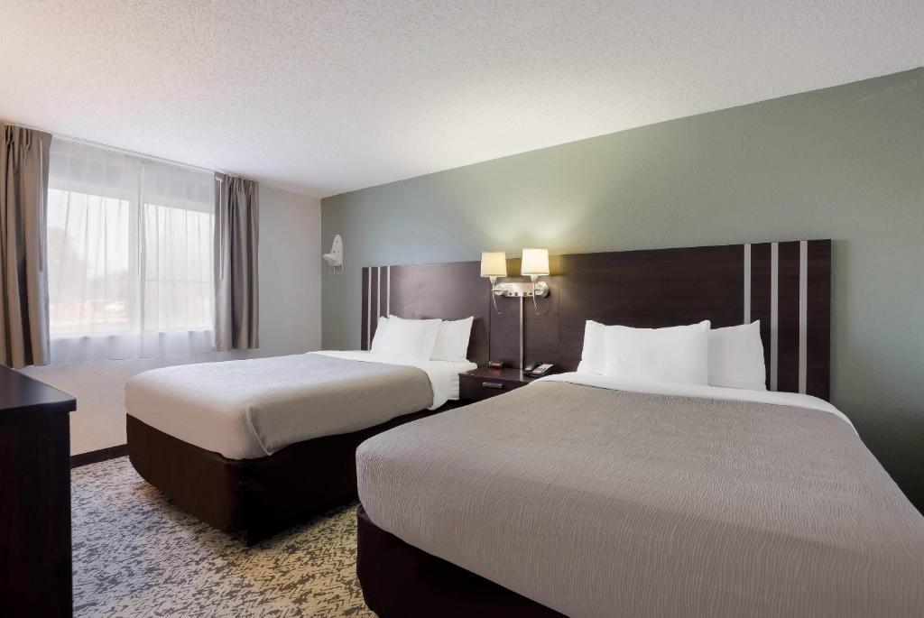 Quality Inn Hall of Fame - Queen Kamer Met 2 Queensize Bedden – Niet-Rokers
