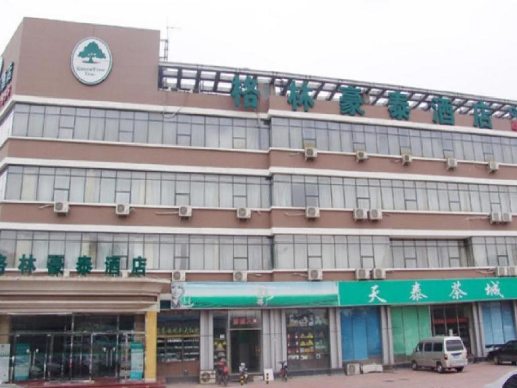 um edifício com um sinal na lateral em GreenTree Inn Tianjin Beiyang Bridge Business Hotel em Tianjin