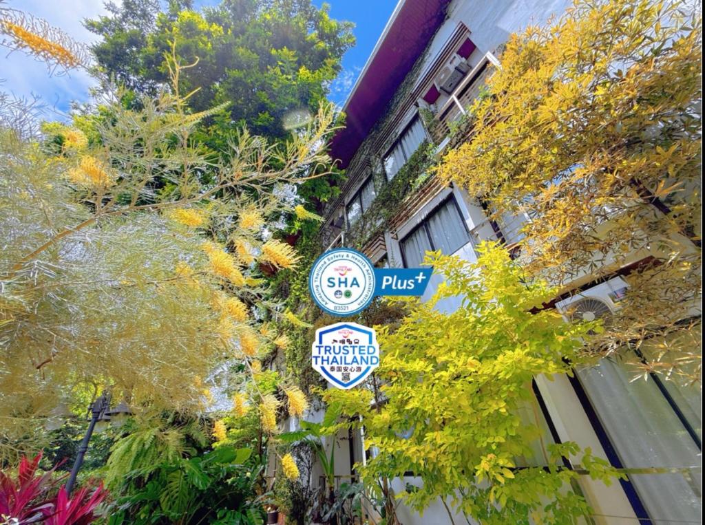 Un jardín fuera de Ideo Phuket Hotel - Naiyang Beach