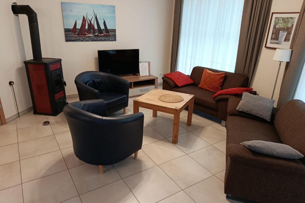 Klein GelmにあるDünenresidenz Glowe Dünenresidenz Glowe A 31のソファと椅子とテレビのあるリビングルーム