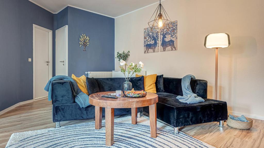 ein Wohnzimmer mit Sofa und Tisch in der Unterkunft Residenz unter den Linden Specht in Mühlhausen