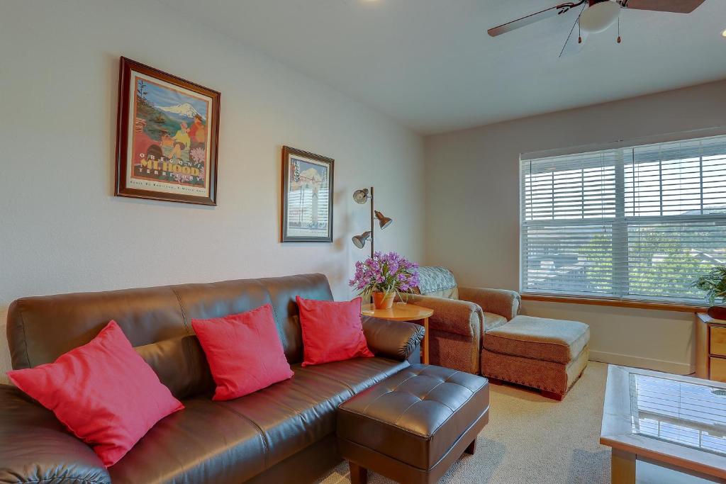 a living room with a brown leather couch and red pillows at 13 Lodge in Hood River