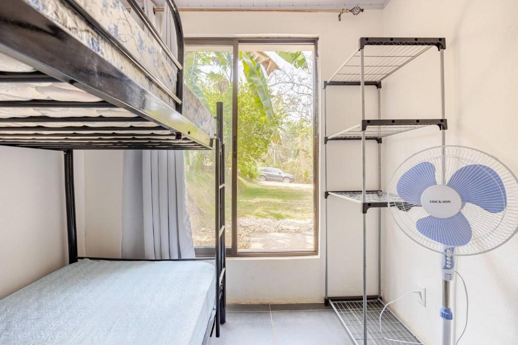 een slaapkamer met een stapelbed en een ventilator bij Private Costa Rican Oasis with Pool River Views in Montezuma