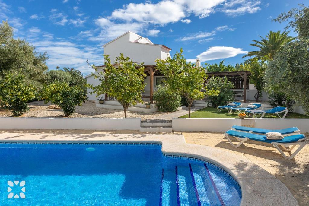 una villa con piscina y una casa en Villa Los Almendros by Abahana Villas, en Calpe