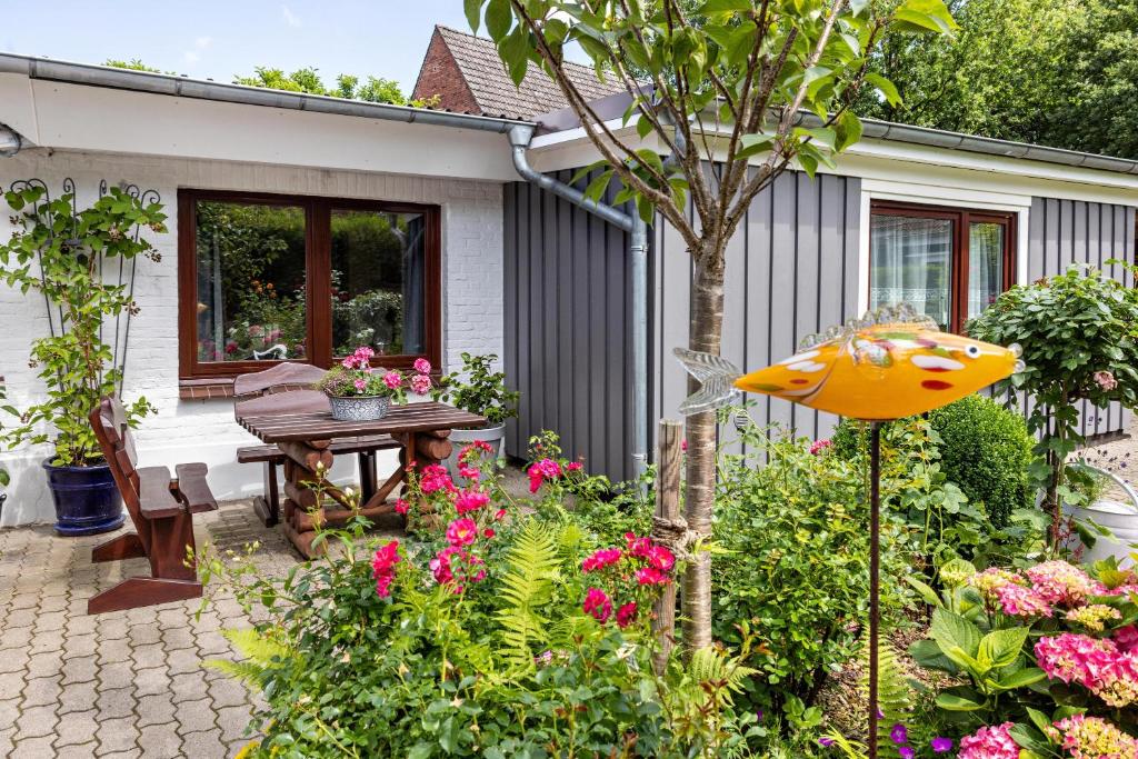 a garden with a table and a umbrella at Ferienwohnung Carstens in Itzehoe