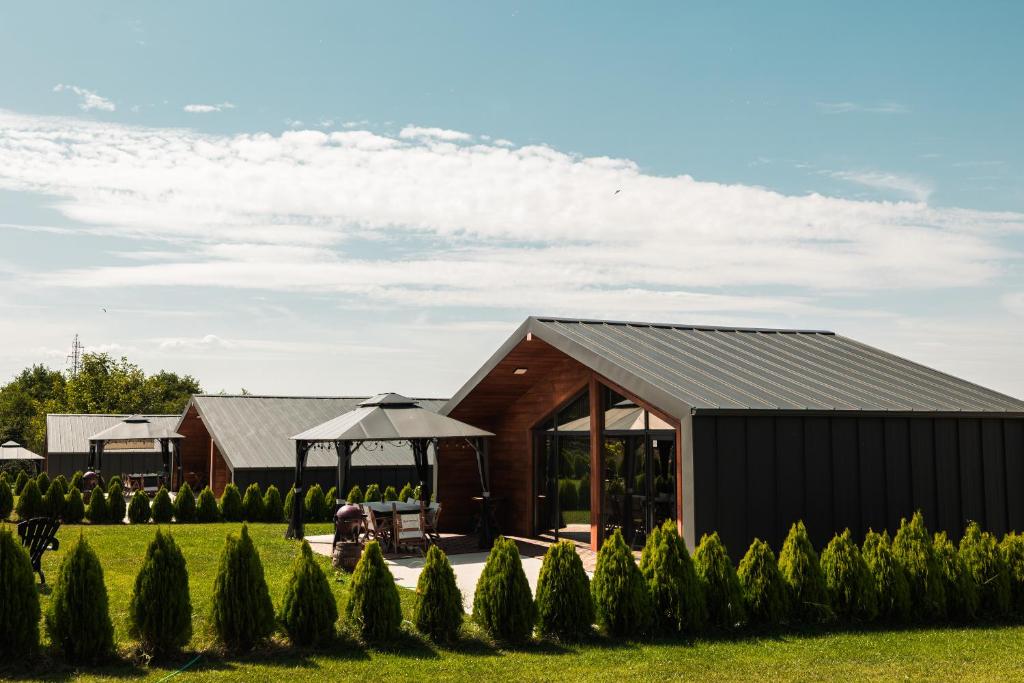 SamoranovoにあるAlexandra Family Estateの庭とパビリオンを備えた納屋の改築